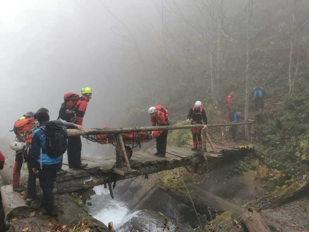 Turistul decedat a căzut pe 8 noiembrie și a fost coborât de pe munte de abia pe 11 noiembrie după o intervenție de nouă ore