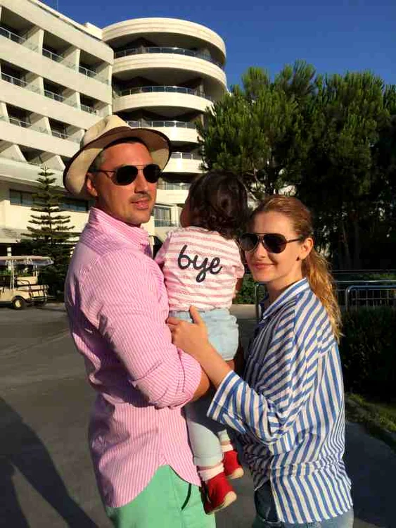 Fetița s-a distrat de minune în Turcia alături de părinții ei