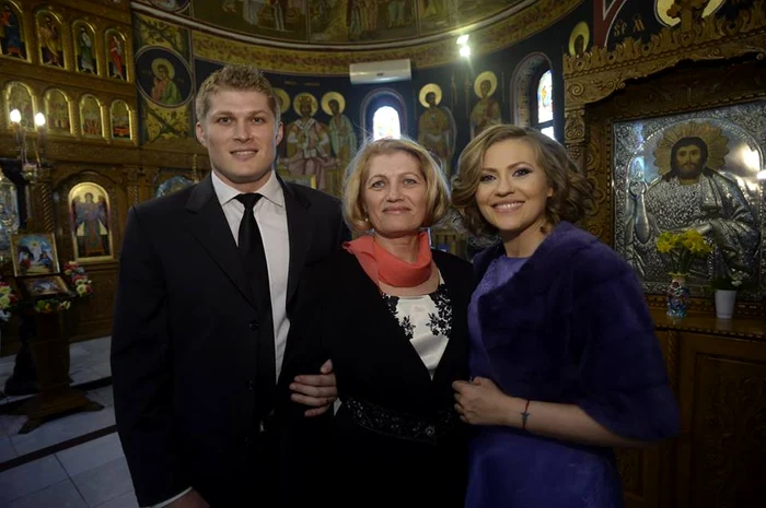
    Mirela Boureanu Vaida, alături de mama şi de fratele eiFoto: arhivă personală  