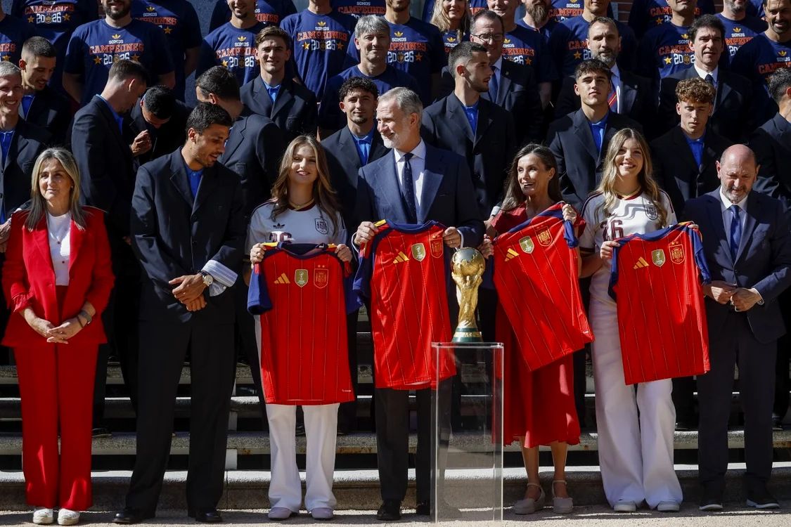 Membri Casei Regale a Spaniei s-au fotografiat alături de fotbaliști (Foto: EPAImages)