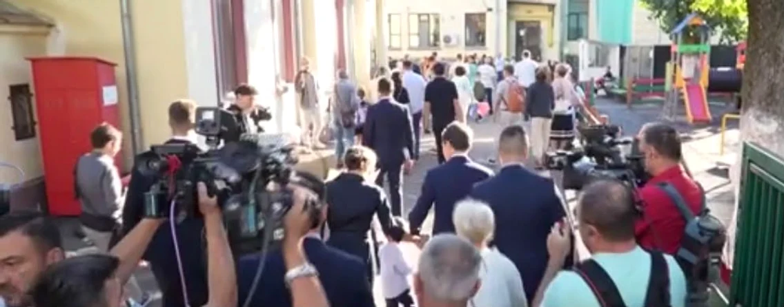 Nicușor Dan la festivitatea fetiței jpeg
