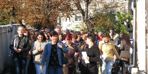 Oamenii au aşteptat cu sufletul la gură să înceapă selecţia