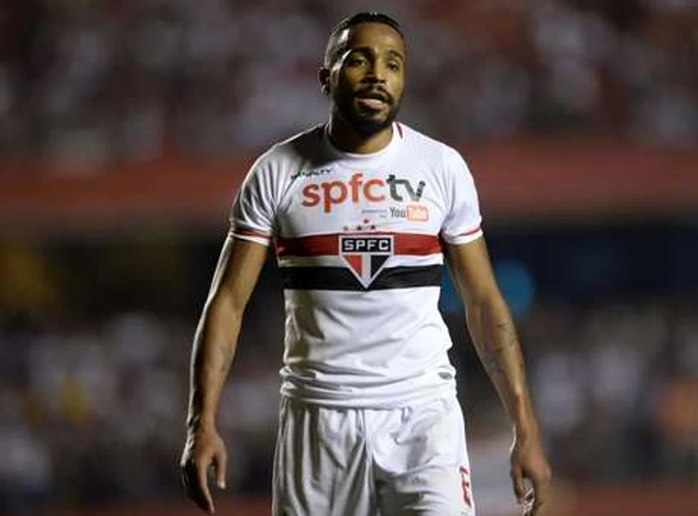 Alvaro Pereira joacă pentru echipa Sao Paulo din Brazilia