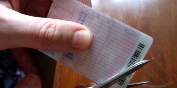 Permisul auto vechi se înapoiază tăiat sau perforat