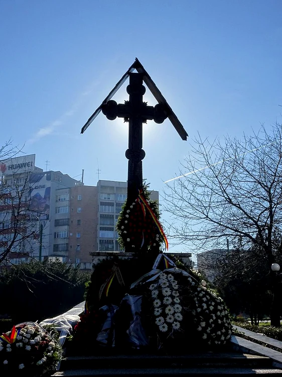 Dincolo de sutele de vieți distruse de represiunea comunistă, din amintirea curajului celor care s-au revoltat la Brașov, în 1987, n-a mai rămas decât un modest monument