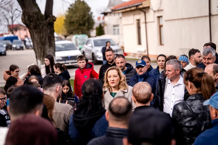 Elena Lasconi s-a întâlnit cu alegătorii din sudul judeţului. FOTO Facebook Elena Lasconi