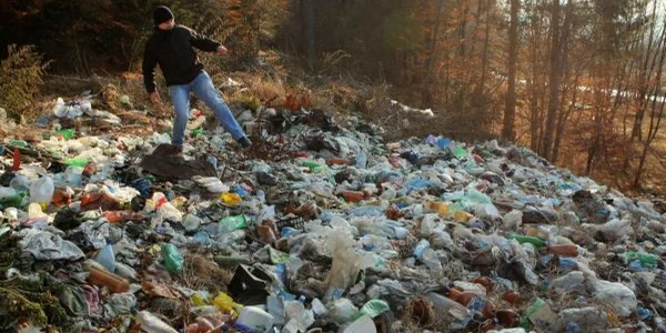 Tonele de gunoi sunt depozitate chiar la liziera pădurii, în apropierea râului Buzău. Foto: Stelian Grăjdan  
