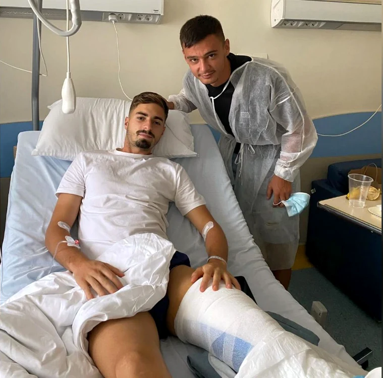 Dragoș Iancu a fost vizitat la spital de Vali Țicu, cel care l-a accidentat. Foto FC Petrolul  