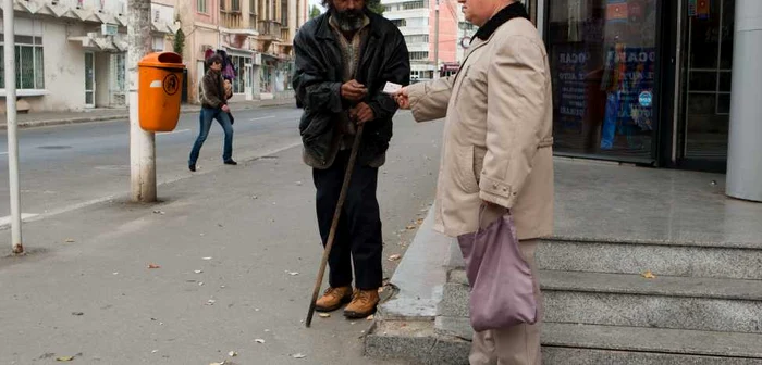 Oamenii le dau bani cerşetorilor fără să conştientizeze că le fac mai mult rău. Foto: Cosmin Costache