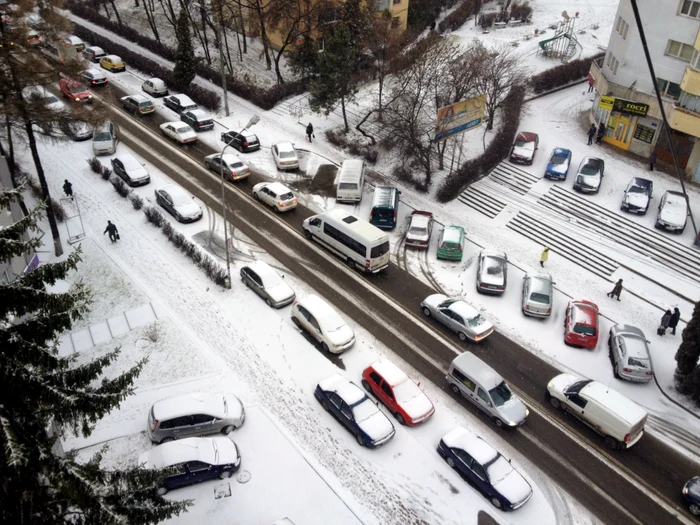 Din cauza ninsorii, circulaţia se desfăşoară cu dificultate în municipiul Suceava. FOTO: Dinu ZARĂ