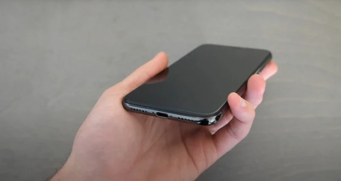 iPhone X modificat cu port USB-C. Capatură Kenny Pii / YouTube