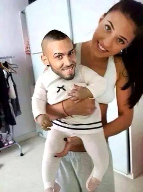 Antonia, cu Micul Velea în braţe