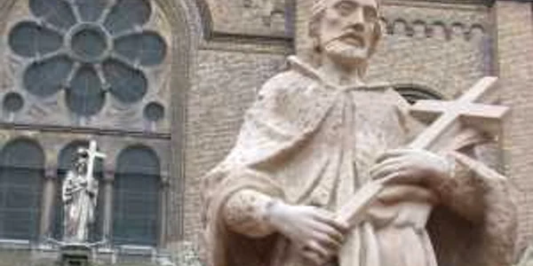 Statuia Sfântului Nepomuk din faţa bisericii Millenium Foto; Ştefan Both