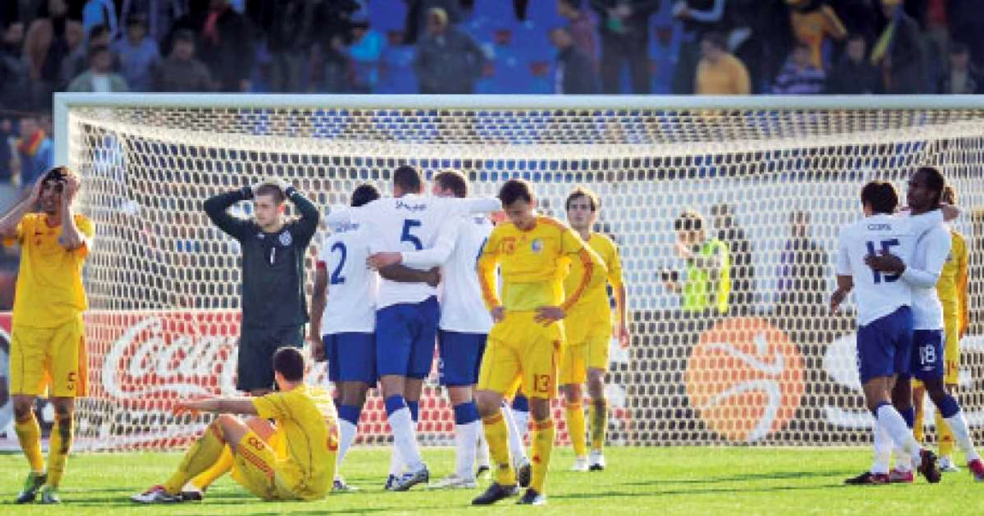Expresia de pe feţele elevilor lui Emil Săndoi de la finalul meciului cu Anglia este grăitoare pentru  situaţia întregului fotbal românesc Foto: Getty Images