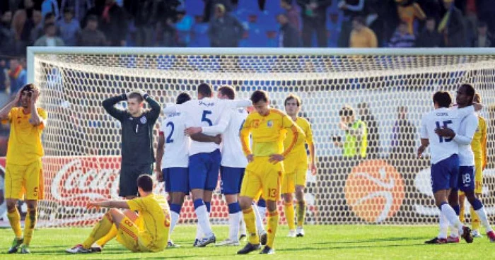 Expresia de pe feţele elevilor lui Emil Săndoi de la finalul meciului cu Anglia este grăitoare pentru  situaţia întregului fotbal românesc Foto: Getty Images