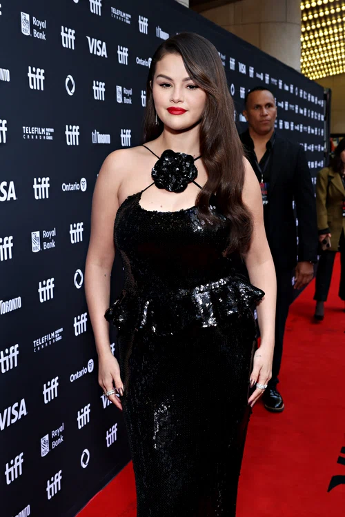 Selena Gomez, într-o rochie neagră pe covorul roșu, la TIFF