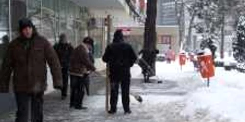 Pietrenii merg cu ochii în patru pe trotuar ca să nu alunece