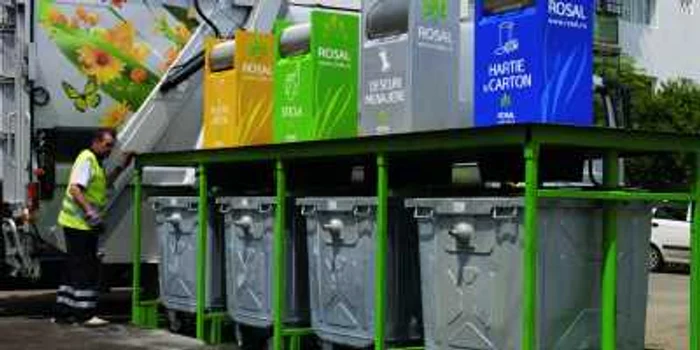 Tomberoanele sunt ridicate pentru golire de o pompă hidraulică