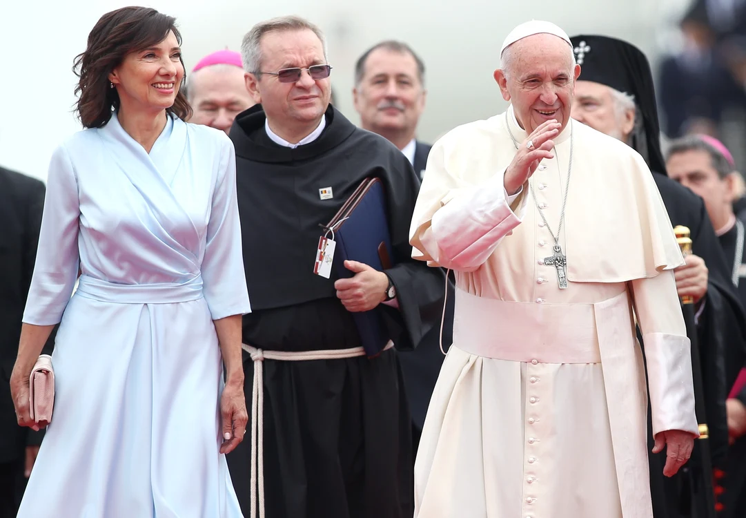 
    Carmen Iohannis, într-o rochie bleu ciel la întâlnirea cu Papa Franciscfoto: Inquam Photos  