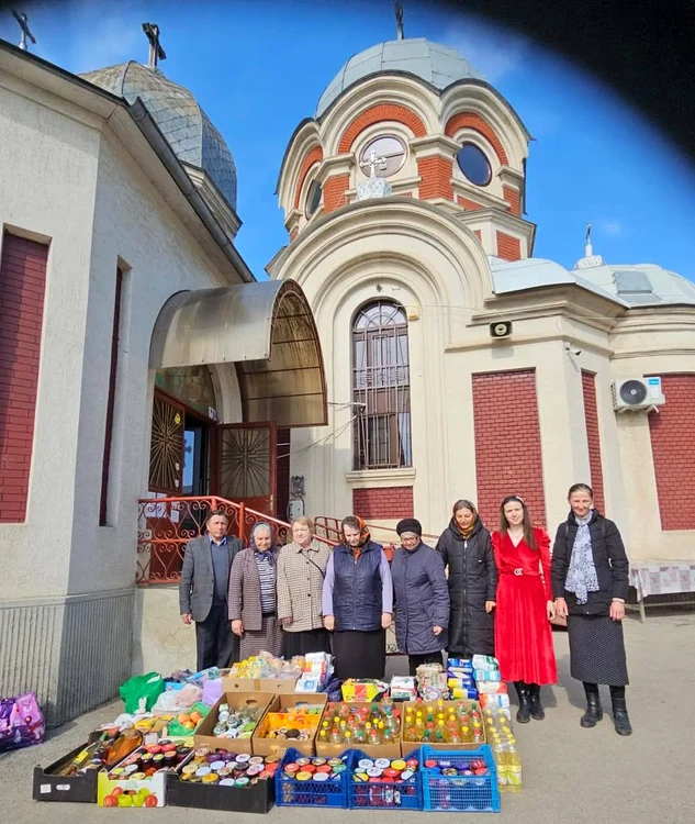 Voluntarii lucrează pentru adunarea și sortarea produselor FOTO Ana Maria Macuc