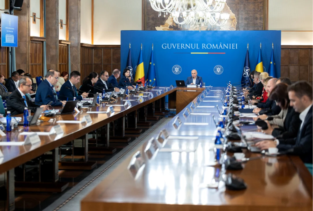 Aranjamentul miniștrilor în ședințele conduse de premierul Bolojan