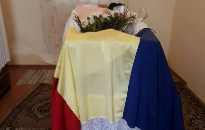 Sicriul cu trupul neînsuflețit a fost acoperit cu tricolorul