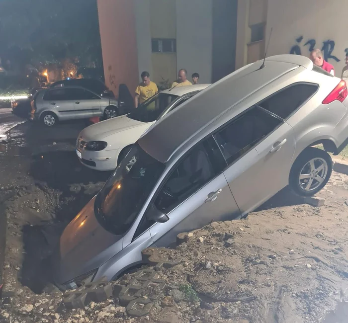 Mașina a fost "înghițită" Foto: Facebook Rodica Velici