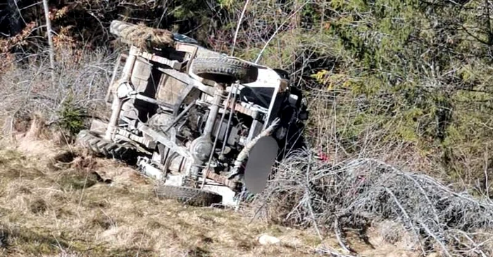 Mașina a căzut 200 de metri într-o râpă. Foto: Argeș Online