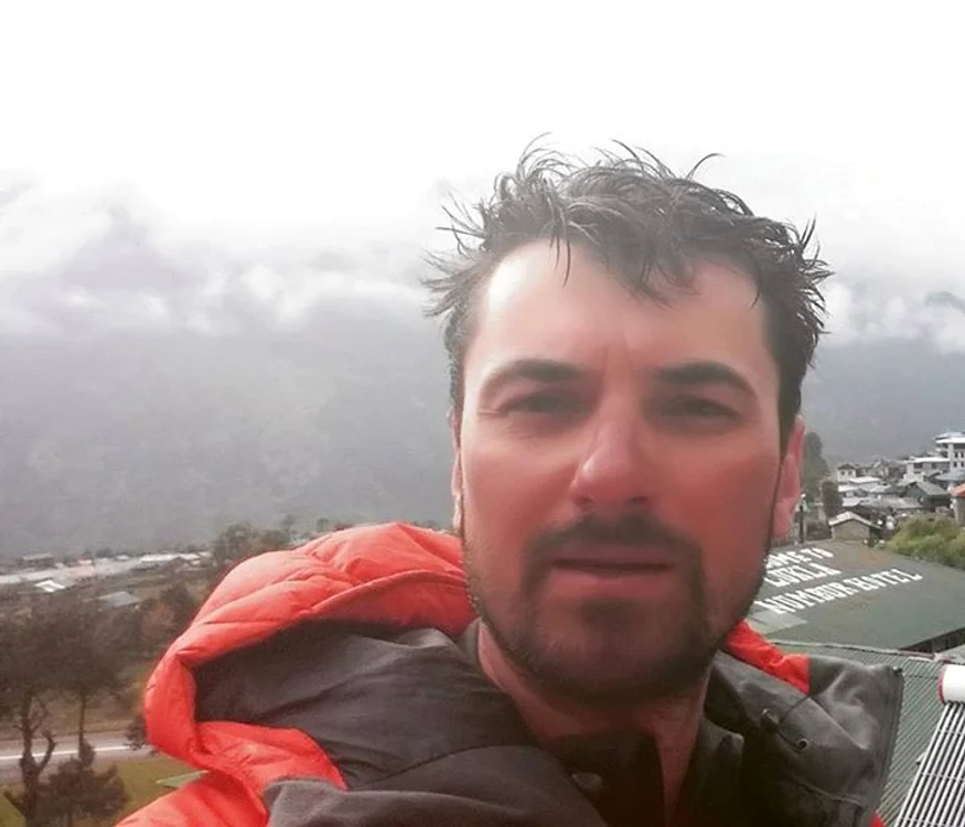 
    Cutremur în Nepal: Alex Găvan a ajuns în aeroportul Lukla din NepalFoto: Arhiva personală  
