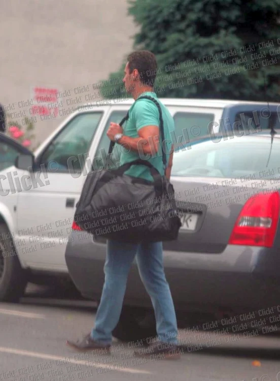 Mircea Badea îşi continuă programul de mers la sală, în timp ce Carmen Brumă are grijă de copil. (Foto: CAPS)