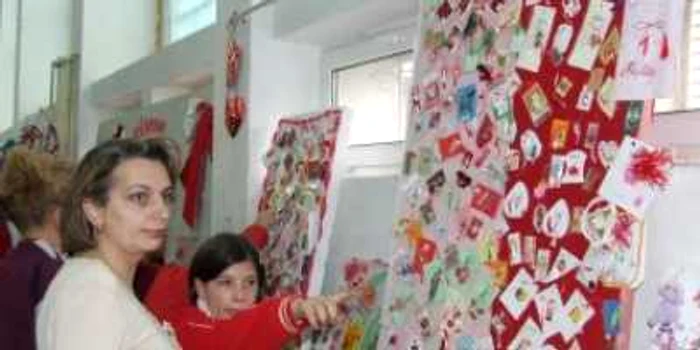 Pietrenii îşi pot cumpăra mărţişoare realizate de meşterii populari din întreaga ţară