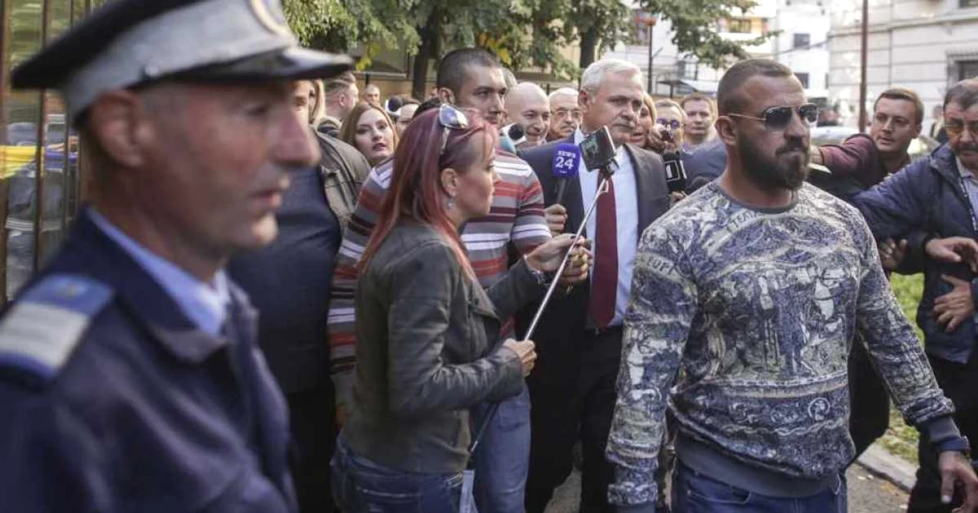 Despre bărbatul cu ochelari Codrin Ştefănescu a spus că a luptat la Revoluţie