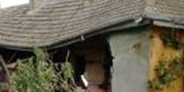 Un muncitor din Târgovişte a fost prins sub un zid de cărămidă care s-a prăbuşit