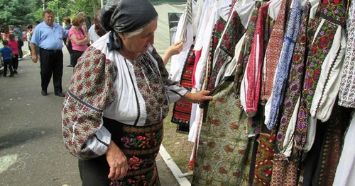 Zeci de meşteri populari îşi expun lucrările în “Zăvoi”
