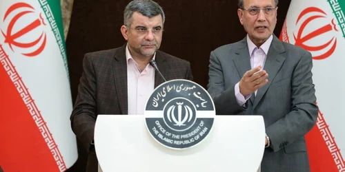 Adjunctul ministrului sănătăţii din Iran Iraj Harirchi (stânga) alături de purtătorul de cuvânt al guvernului Ali Rabie 24 februarie 2020 FOTO EPA-EFE