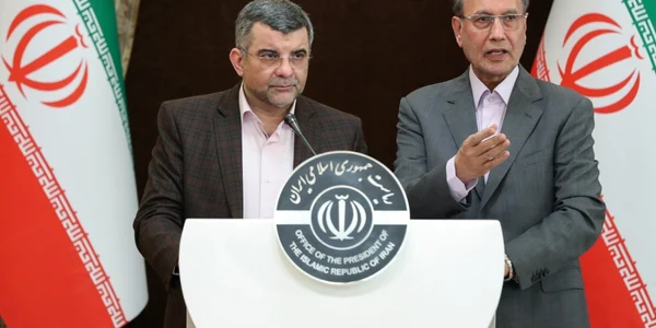 Adjunctul ministrului sănătăţii din Iran Iraj Harirchi (stânga) alături de purtătorul de cuvânt al guvernului Ali Rabie 24 februarie 2020 FOTO EPA-EFE