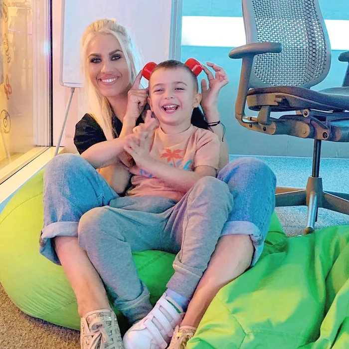 Amna e topită după fiul ei, David