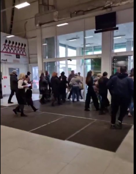 Un mall din Sankt Petersburg este evacuat. Un bărbat susține că a amplasat o bombă în clădire VIDEO