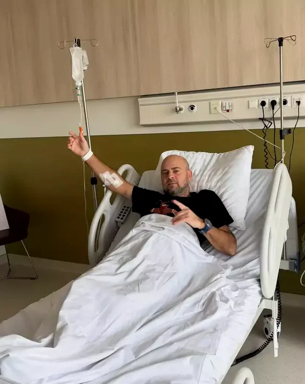 Imagine din spital cu Cosmin Seleși.