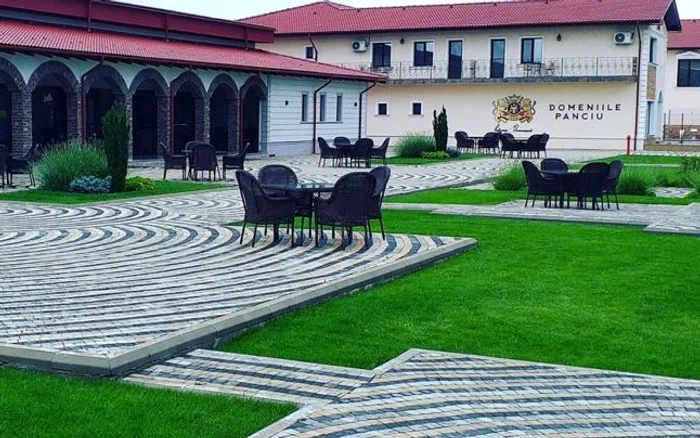 Hotelul "Domeniile Panciu Winery & Resort" se află pe teritoriul comunei Ţifeşti