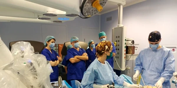 interventie chirurgicala robot FOTO news.ro