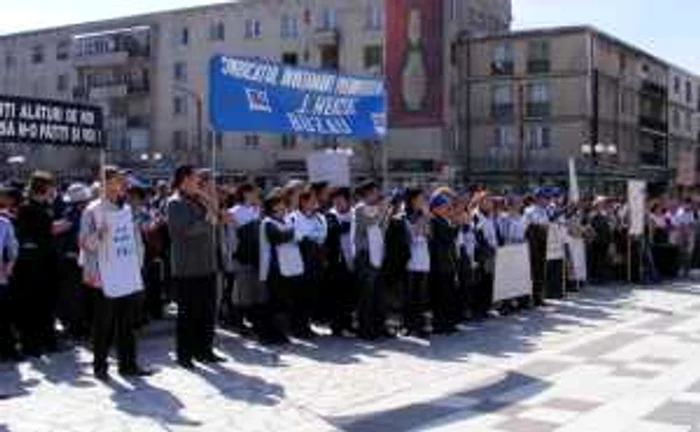 Profesorii s-au adunat în Piaţa Dacia