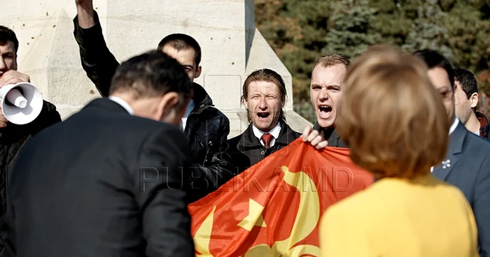 Cei doi au fost huiduiţi în timp ce depuneau flori la monumentul lui Ştefan cel Mare FOTO Publika.md