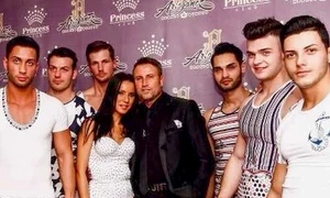 Cătălin Botezatu şi manechinele sale, după prezentarea din club  jpeg