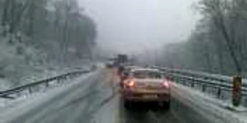 Circulaţia auto între Sibiu şi Alba se desfăşoară cu greutate din cauza ninsorii