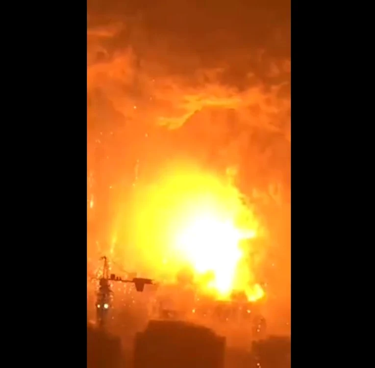 
    Exploziile au avut loc în depozite de produse chimice şi gaze toxice  