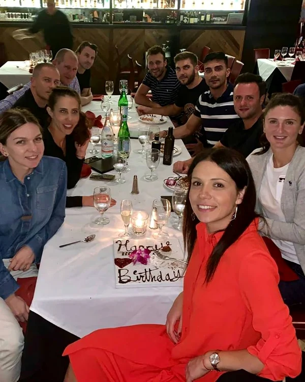 Raluca Olaru, alaturi de invitatii sai la aniversarea a 30 de ani