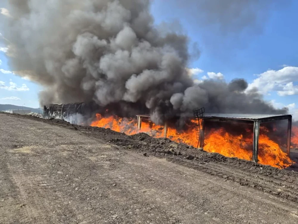 Incendiul s-a extins și la deșeurile din exterior. FOTO ISU Covasna