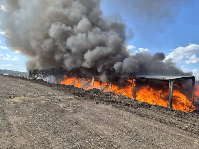 Incendiul s-a extins și la deșeurile din exterior. FOTO ISU Covasna