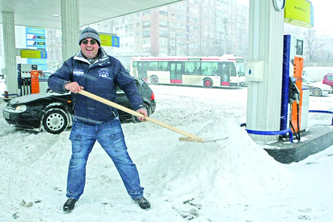 Şi în benzinării se curăţă zăpada
